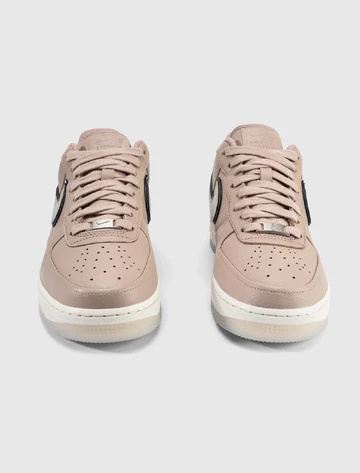 A Ma Maniére x Nike Air Force 1 While You Were Sleeping Paar frontal