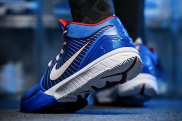 Nike Kobe 4 Protro Philly am Fuß angezogen von Hinten