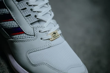 Details des adidas ZX8000 Glory Purple