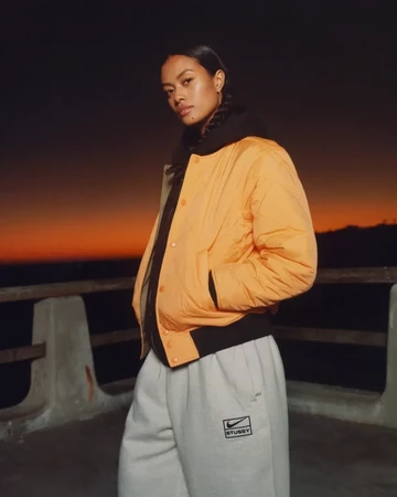 Stussy x Nike Apparel Kollektion FW23 - Lookbook Shooting von Stüssy - wendbare Jacke