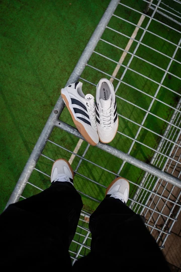 Details des adidas Predator Mundial er liegt auf einem Fußballtor