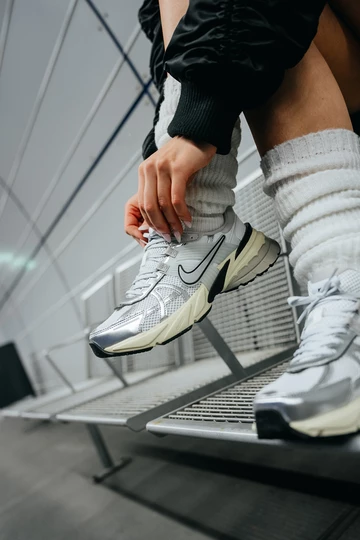 Clara bindet den Nike V2K Run OG