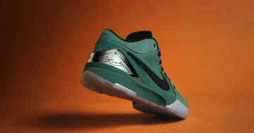 Nike Kobe 4 Protro Girl Dad leicht schräg von hinten auf orangem Hintergrund
