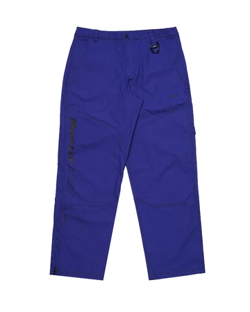 Die blaue Hose der NOCTA Nike L’Art de L’Automobile Kollektion von vorne