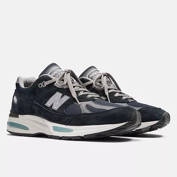 New Balance 991v2 Dark Navy schräg von der Seite