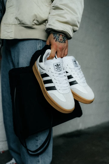 Christopher hält den adidas Samba XLG Core White in der hand