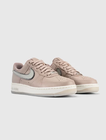 A Ma Maniére x Nike Air Force 1 While You Were Sleeping Paar schräg seitlich