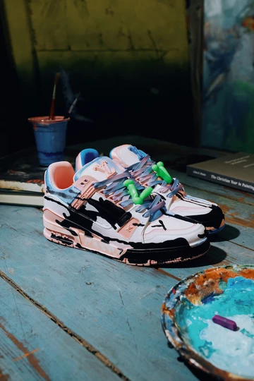LOUIS VUITTON „White Canvas: LV Trainer in Residence“ 2024