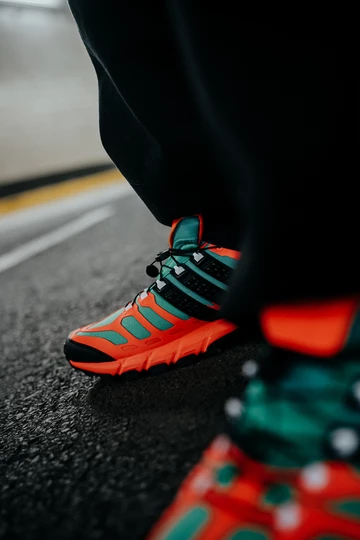 On-Feet Foto vom adidas adistar Raven im Colorway Solar Orange