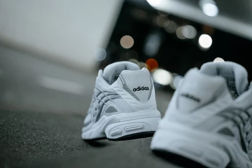 Der adidas Adistar Cushion 3 Cloud White von hinten