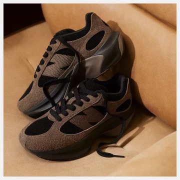 New Balance Warped Runner Dark Mushroom Lookbook Paar