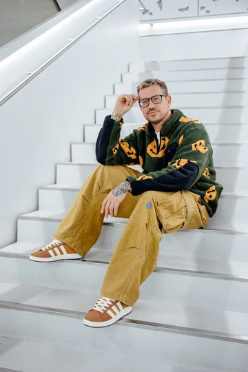 Christopher trägt denm adidas Campus 00s Mesa Brown