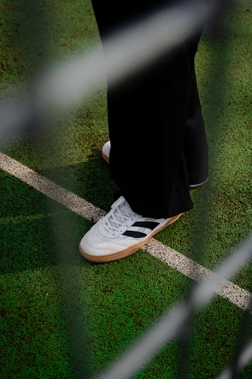 Christopher trägt den adidas Predator Mundial am Fuß, das Bild wurde durch ein Fußballtor durch geschossen.