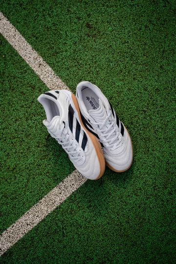 Details des adidas Predator Mundial er liegt auf einem Fußballfeld