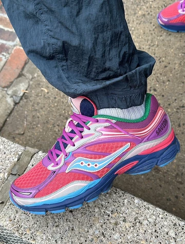 Jae Tips x Saucony ProGrid Omni 9 To Do List Pack am Fuß