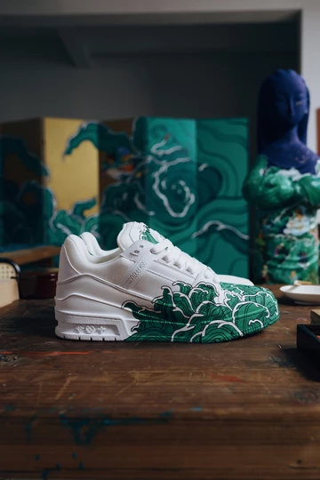 LOUIS VUITTON „White Canvas: LV Trainer in Residence“ 2024