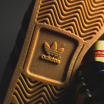 43einhalb Bilder vom adidas Country OG Gold Metallic von oben Sohle