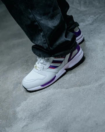 Christopher trägt den adidas ZX8000 Glory Purple am Fuß