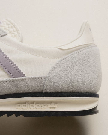 Die Ferse des adidas SL 72 Almost Pink abgelichtet von Asphaltgold