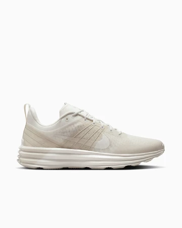 Die Außenseite des Nike Lunar Roam Summit White