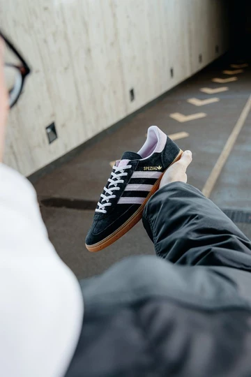 Christopher hält den adidas Handball Spezial Black Clear Pink