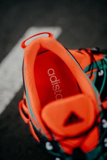 Details des adidas adistar Raven im Colorway Solar Orange