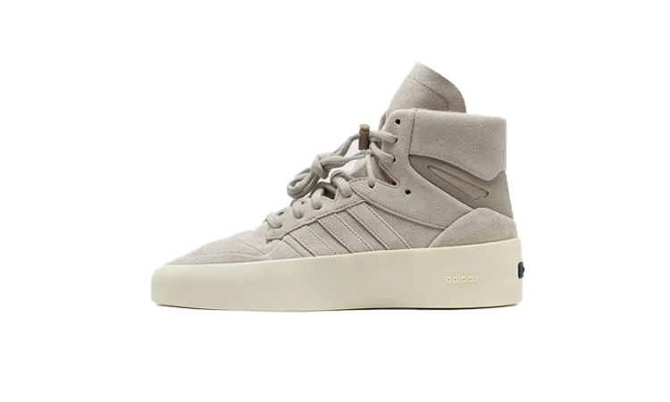 Der Fear of God Athletics adidas 86 Hi Sesame von der Seite auf weißem Hintergrund