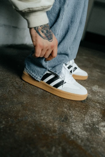 Christropher trägt denadidas Samba XLG Core White am Fuß