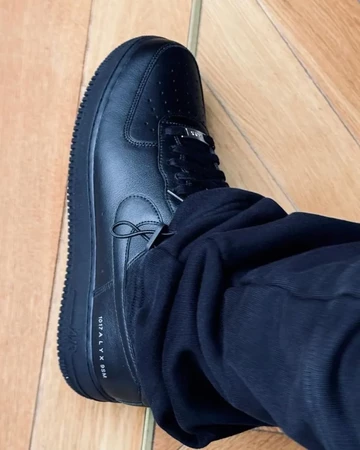 ALYX Nike Air Force 1 Low Black am Fuß