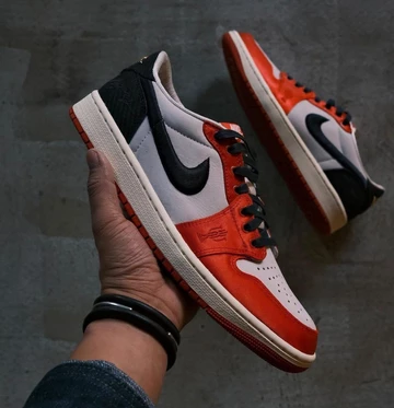 Trophy Room Jordan 1 Low OG Away - Home Colorway - in der Hand