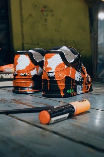 LOUIS VUITTON „White Canvas: LV Trainer in Residence“ 2024