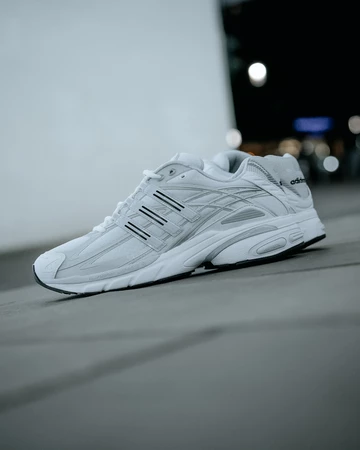 Der adidas Adistar Cushion 3 Cloud White von außen
