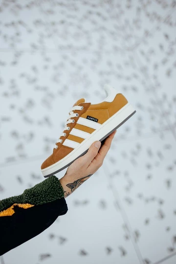 Christopher hält den den adidas Campus 00s Mesa Brown in die Kamera