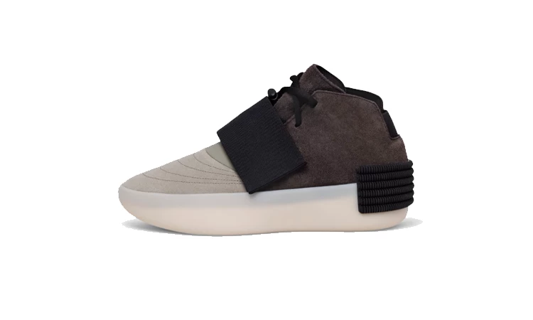 Der Fear of God Athletics x adidas Trainer Night Brown von der Seite auf weißem Hintergrund