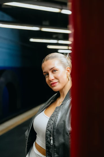 Nike V2K Run - All Black vs White Metallic