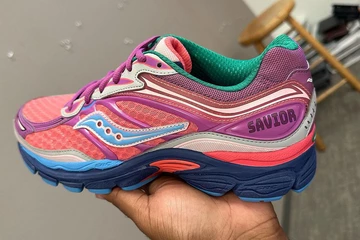 Jae Tips x Saucony ProGrid Omni 9 To Do List Pack in der Hand