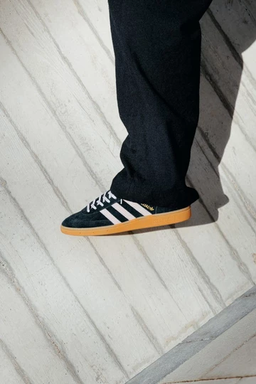 Christopher trägt den adidas Handball Spezial Black Clear Pink am Fuß