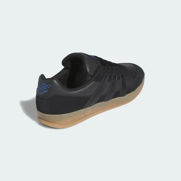 adidas Aloha Super Black Gum schräg von hinten