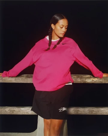 Stussy x Nike Apparel Kollektion FW23 - Lookbook Shooting von Stüssy - pinkes Longsleeve
