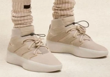 Der Fear of God adidas Athletics 1 Basketball Clay am Fuß