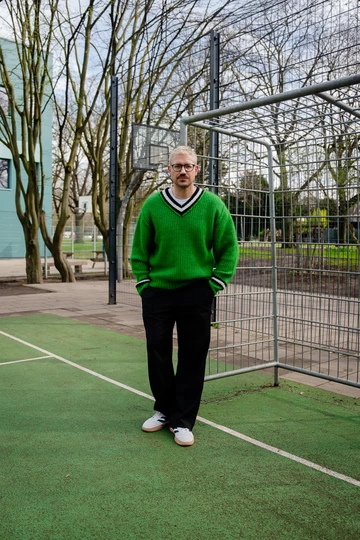 Christopher trägt den adidas Predator Mundial am Fuß, er steht auf einem Bolzplatz