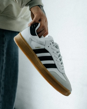 Christopher hält den adidas Samba XLG Core White in die Kamera