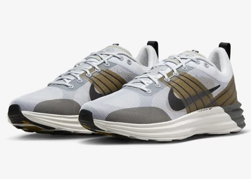 Der Nike Lunar Roam Pure Platinum von schräg außen