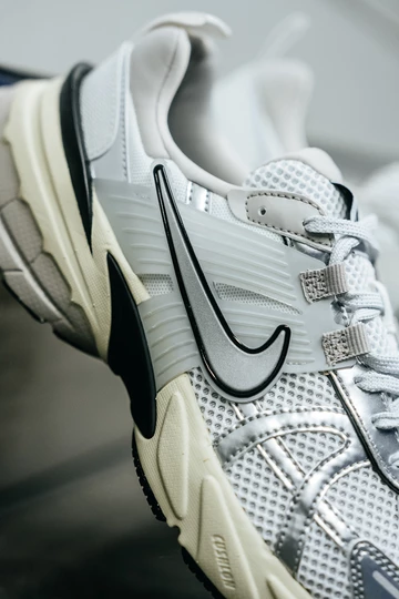 Details des Nike V2K Run OG