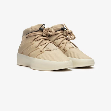 Der Fear of God adidas Athletics 1 Basketball Clay von schräg außen
