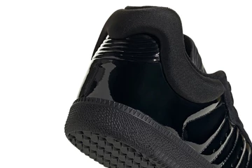 Dingyun Zhang adidas Samba Core Black Detail Ferse