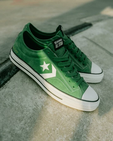 Der Converse Star Player 76 steht in der Sonne auf dem Skatepark