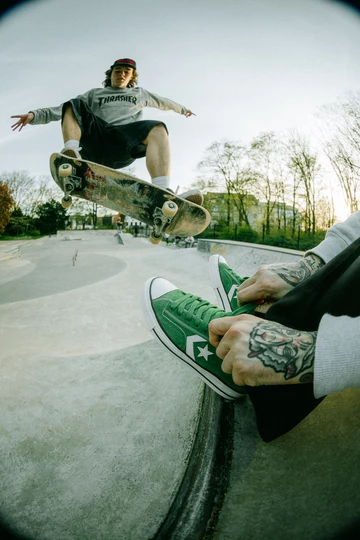 Christopher trägt den Converse Star Player 76 und wird durch ein Fischauge-Objektiv fotografiert