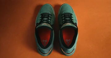 Nike Kobe 4 Protro Girl Dad Paar auf orangem Untergrund