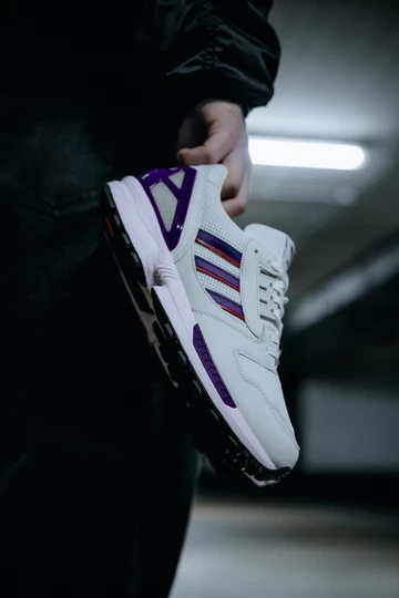 Christopher hält den adidas ZX8000 Glory Purple in der Hand